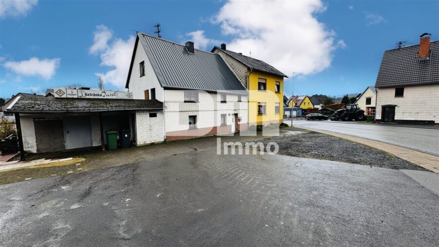 Wohnhausensemble auf großem Grundstück mit Nebengebäuden als langfristige Kapitalanlage - Seitenansicht / Großes Grundstück